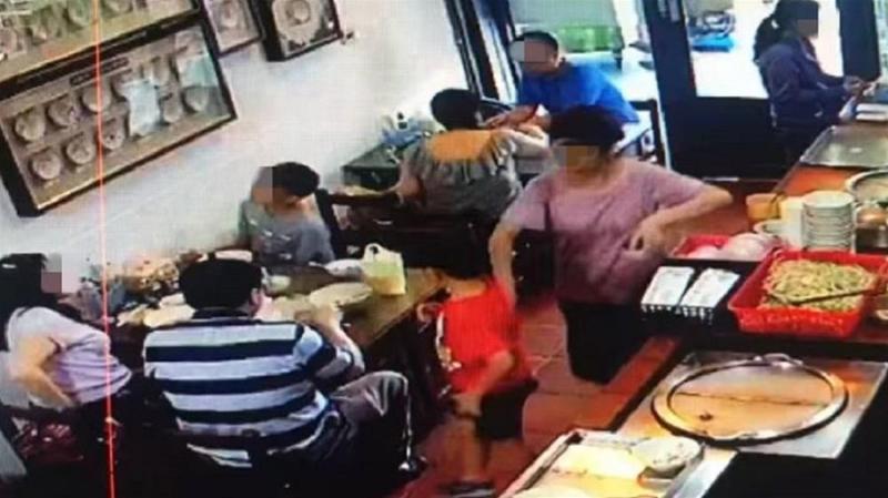 台南店員「端熱湯推男童」媽開嗆：他才7歲 狀況還原「網友全支持員工」：老闆應該要獎勵！