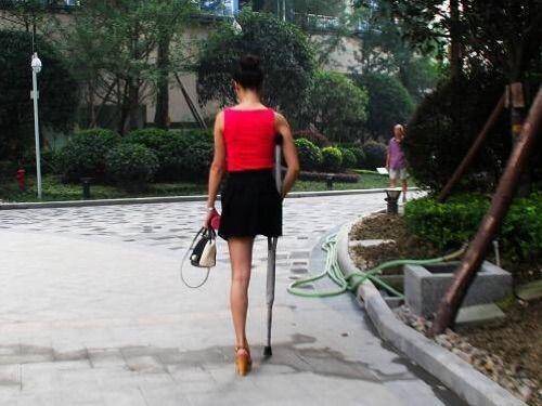 獨腿姑娘每天給乞丐送早餐，一年後乞丐失蹤，五年後他出現：我來娶妳！