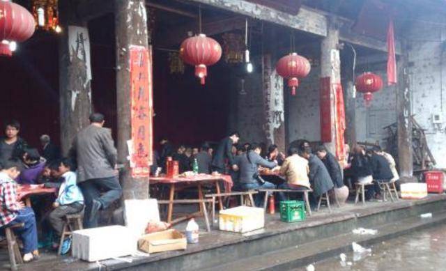 獨腿姑娘每天給乞丐送早餐，一年後乞丐失蹤，五年後他出現：我來娶妳！
