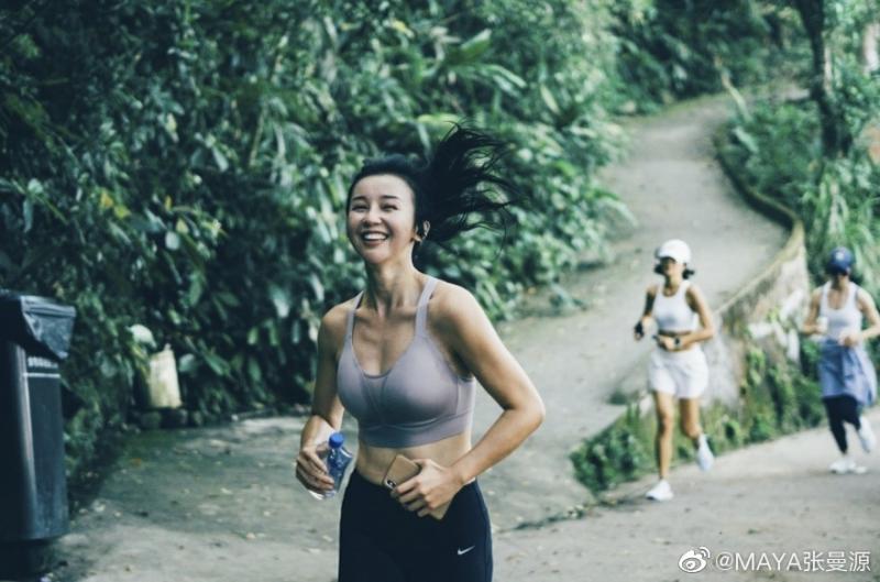 「NBA巨星」也凍未條，「女主播」辣穿三角泳衣，一彎腰「大長輩核彈玻跑出來」！