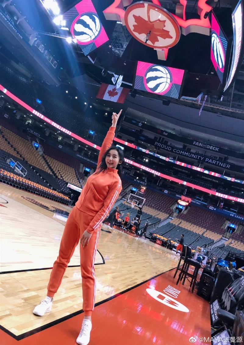 「NBA巨星」也凍未條，「女主播」辣穿三角泳衣，一彎腰「大長輩核彈玻跑出來」！