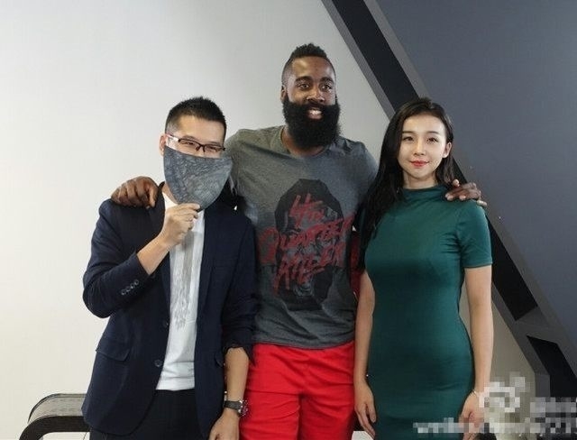 「NBA巨星」也凍未條，「女主播」辣穿三角泳衣，一彎腰「大長輩核彈玻跑出來」！