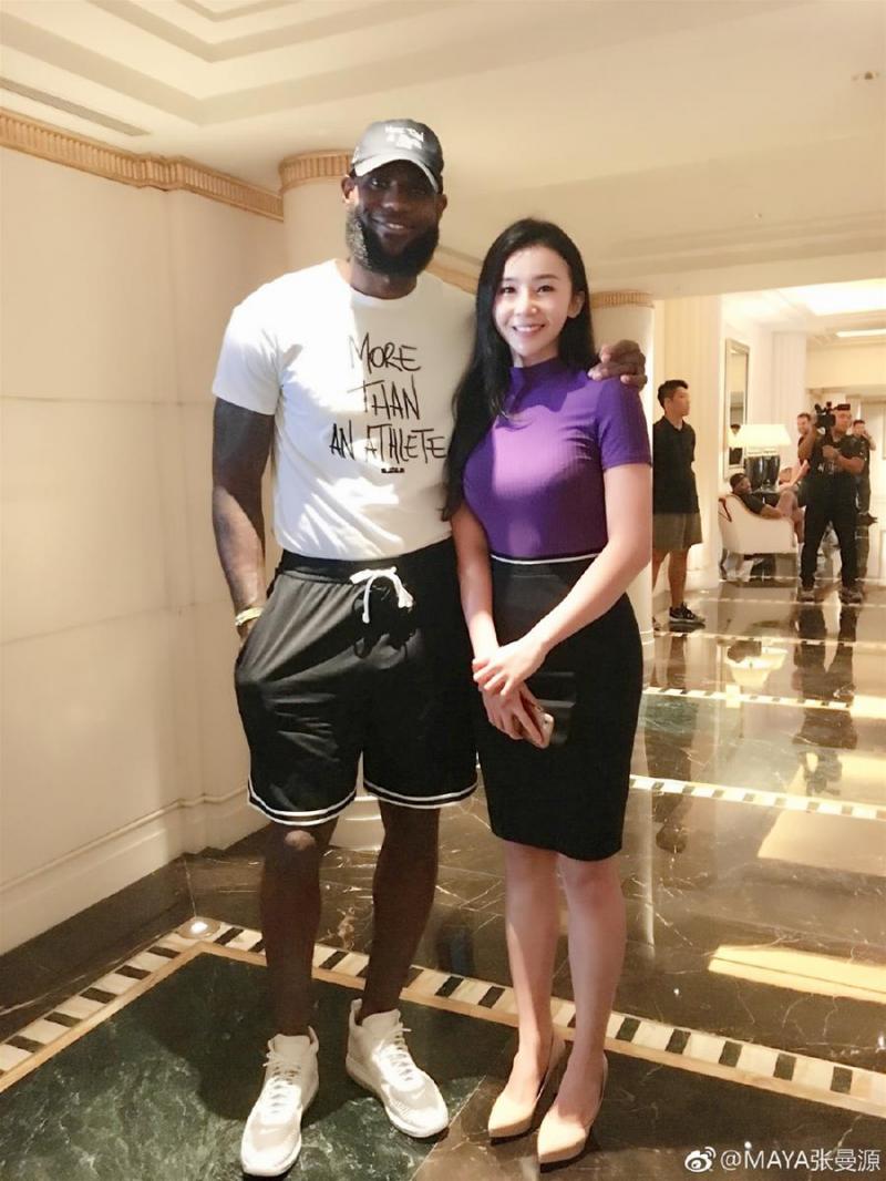 「NBA巨星」也凍未條，「女主播」辣穿三角泳衣，一彎腰「大長輩核彈玻跑出來」！