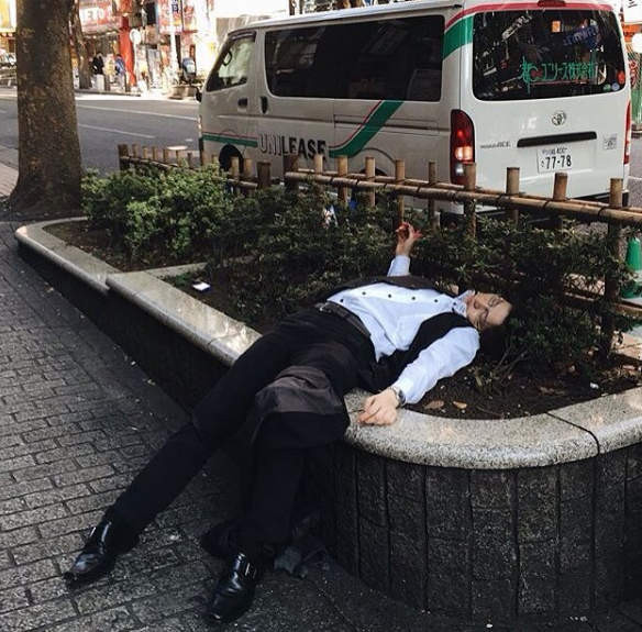 「正妹」喝多後趴在路中央, 好心司機擔心她會被撞, 竟把她「丟進」垃圾桶，網笑瘋: 完美著陸