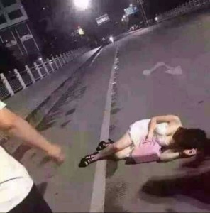 「正妹」喝多後趴在路中央, 好心司機擔心她會被撞, 竟把她「丟進」垃圾桶，網笑瘋: 完美著陸