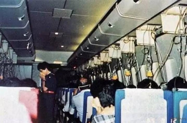 7張「臨終前恐怖一刻照片」！空難失事前「空姐絕望抱頭」，乘客全嚇傻呆若木雞...！