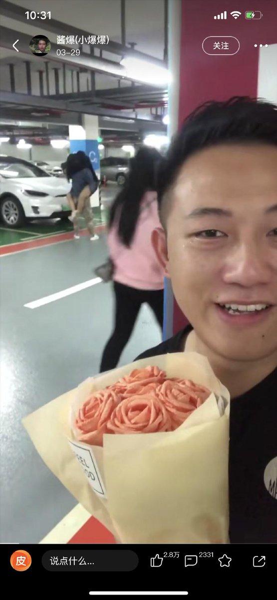 買花想給女友生日驚喜…　綠光男目睹「飛撲一跳」瞬間變臉 