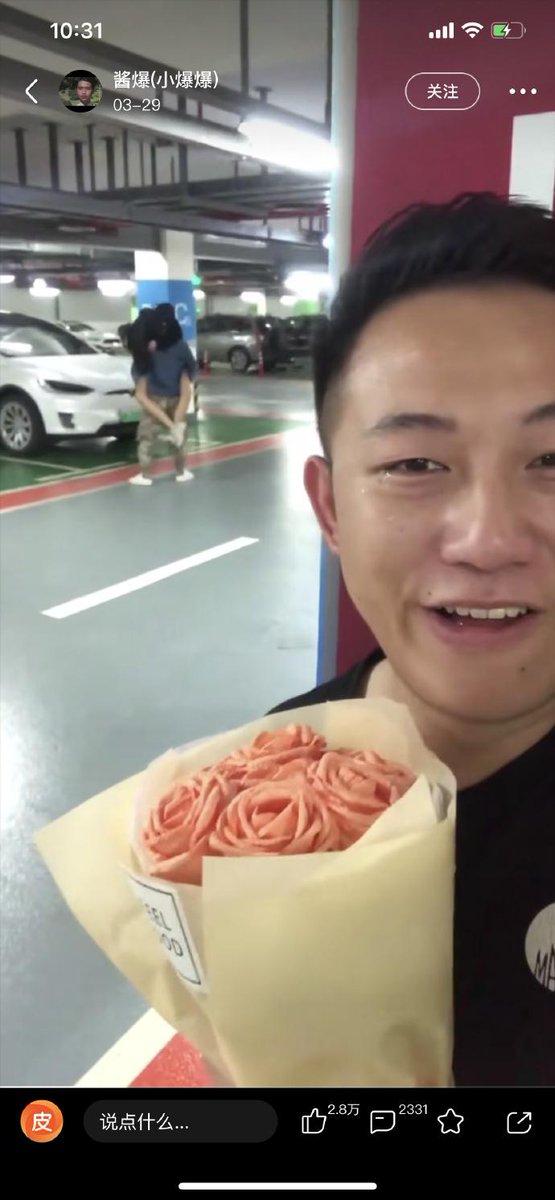 買花想給女友生日驚喜…　綠光男目睹「飛撲一跳」瞬間變臉 