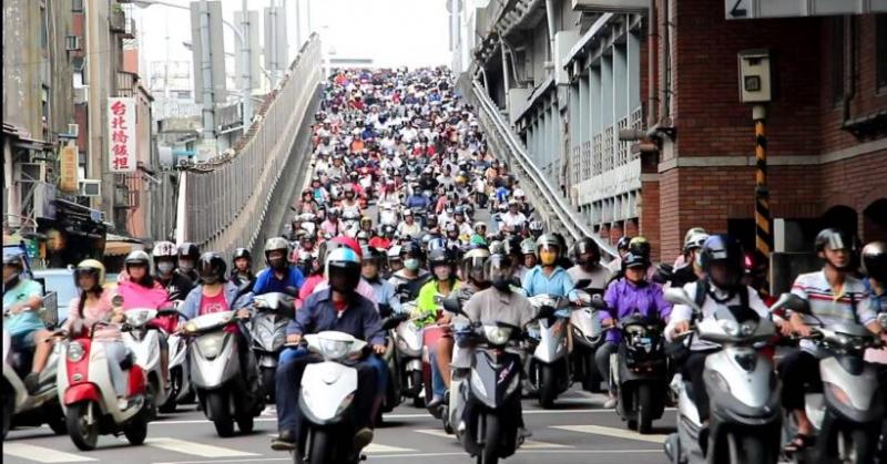 騎機車買飲料沒袋子怎麼辦？她自製「機車杯架」騎12公裡完全沒灑！：生活智慧王就是你