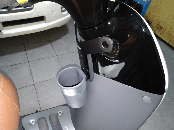 騎機車買飲料沒袋子怎麼辦？她自製「機車杯架」騎12公裡完全沒灑！：生活智慧王就是你