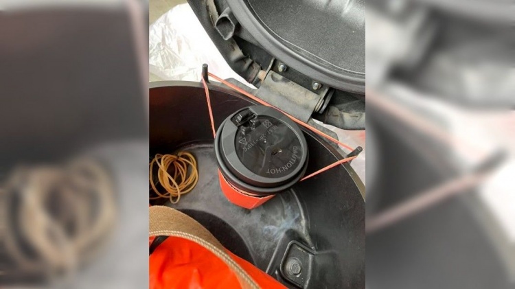 騎機車買飲料沒袋子怎麼辦？她自製「機車杯架」騎12公裡完全沒灑！：生活智慧王就是你