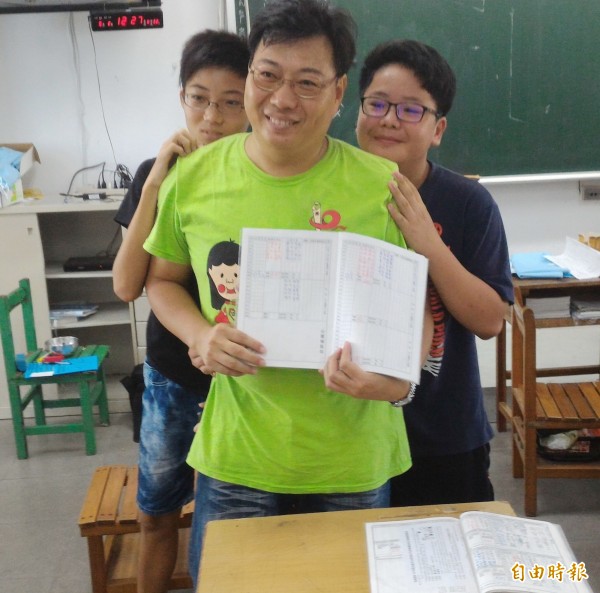 瘋狂學生在聯絡簿「每天寫詩」挑戰老師，比到後來...老師大嘆：「腦漿不夠用了！」