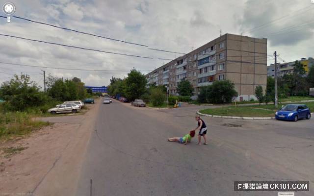 那台車裝的是屍體嗎...14張超詭異恐怖的Google街景圖 想不到外星人也不小心入鏡了...