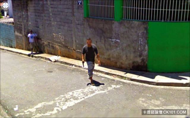 那台車裝的是屍體嗎...14張超詭異恐怖的Google街景圖 想不到外星人也不小心入鏡了...