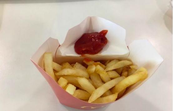 帶孩子吃麥當勞時，番茄醬倒在餐盤上就錯了！盒子上有機關，可別浪費了！