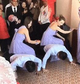 老婆的好姐妹說要過來一起洗澡，老婆讓她等我出差再來，感覺哪裡不對啊！