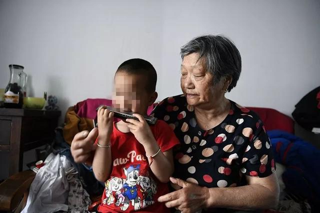「我沒有爸爸，也沒有媽媽」，4歲男孩跟著72歲外婆拾荒，背後故事很心酸