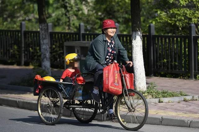 「我沒有爸爸，也沒有媽媽」，4歲男孩跟著72歲外婆拾荒，背後故事很心酸