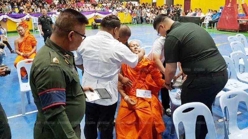 腿軟…　泰僧侶「抽到紅簽要當兵」當場暈倒　軍人無視直接抓起手蓋章歡迎加入