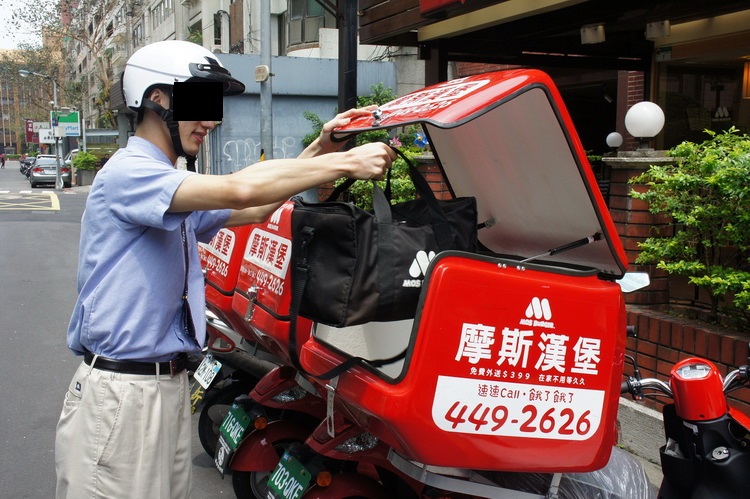 他訂購摩斯漢堡順便要求店員在袋子上畫傑尼龜...取貨後覺得店員太有才！
