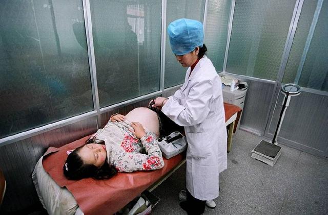 孕檢是男孩生下卻是龍鳳胎，給老公報喜後忘掛電話，聽到談話我決定幫老公還了恩情