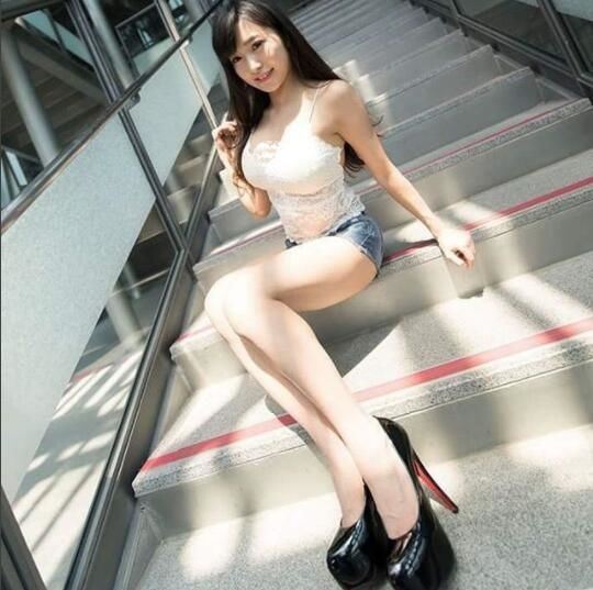 下班後的反差感！！彰化超正護理師制服底下滿滿的母愛～