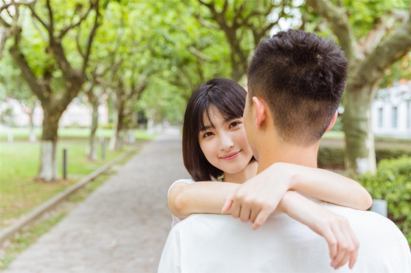 男人真心愛上你後，和你在一起獨處時會有這五個表現