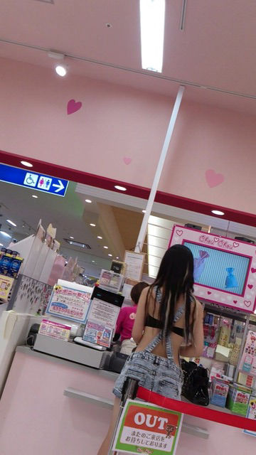 日本女高中生太前衛！超狂ＪＫ穿搭真的狂！難為櫃台姊姊了...XD