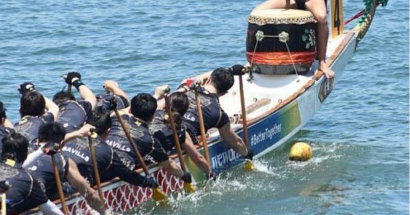 難怪一堆人去看端午龍舟…超辣女鼓手「比基尼+萌萌的坐姿」：戀愛了❤