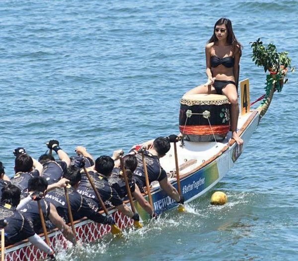難怪一堆人去看端午龍舟…超辣女鼓手「比基尼+萌萌的坐姿」：戀愛了❤