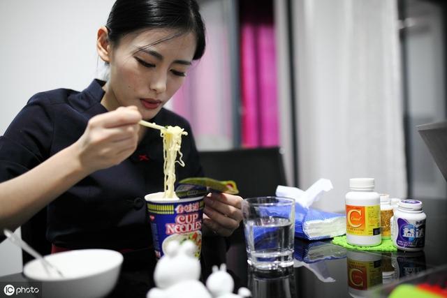 女子凌晨嘔血昏迷，確診胃癌，醫生提醒：1種食物不能當飯吃