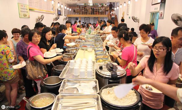女子凌晨嘔血昏迷，確診胃癌，醫生提醒：1種食物不能當飯吃