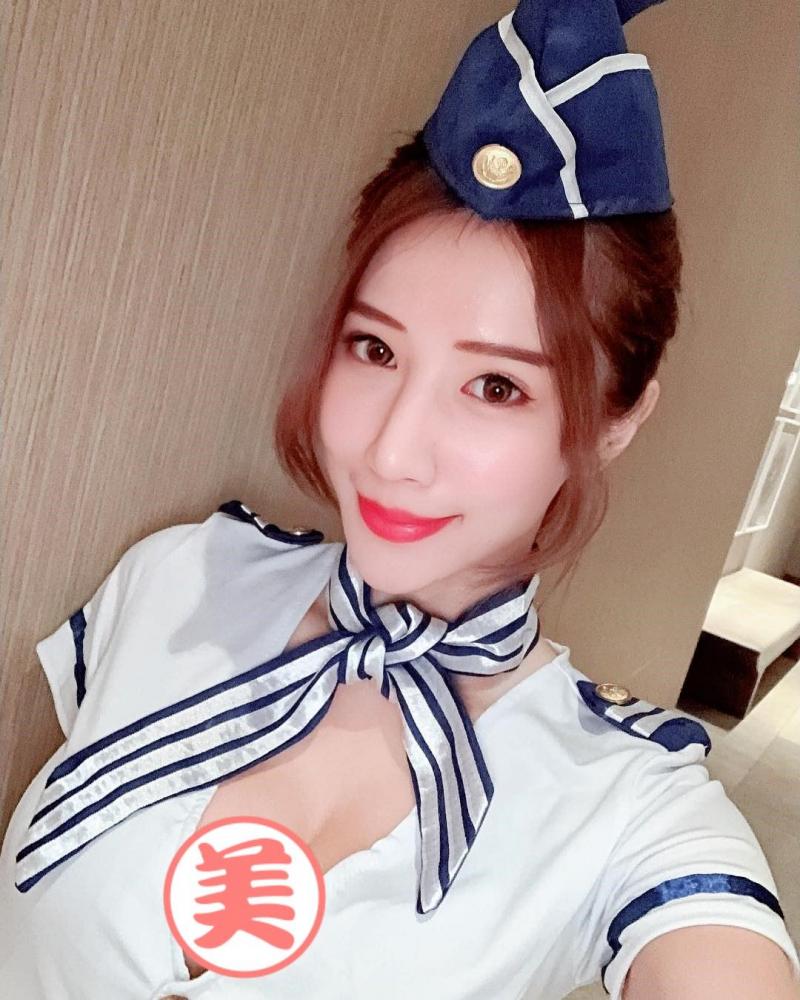 性感OL「米小米 Mina」穿制服參加研討會，在座各位都無法專心開會！