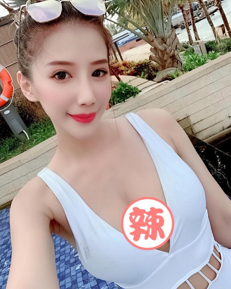 性感OL「米小米 Mina」穿制服參加研討會，在座各位都無法專心開會！