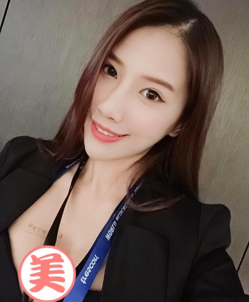 性感OL「米小米 Mina」穿制服參加研討會，在座各位都無法專心開會！