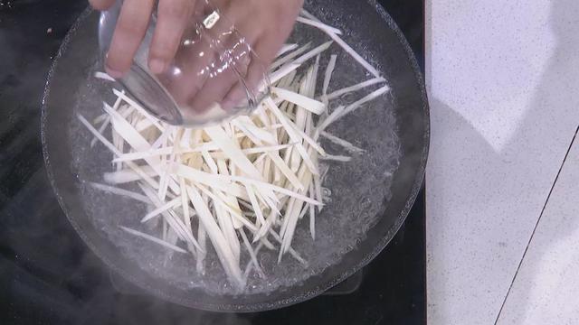 「養生廚房」今日菜品——爽口醋溜雙絲