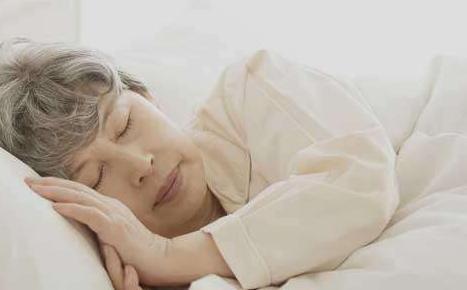 人過50歲後，睡覺前少做這幾件事，再喜歡做的人也要控制住