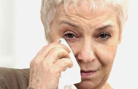 人過50歲後，睡覺前少做這幾件事，再喜歡做的人也要控制住
