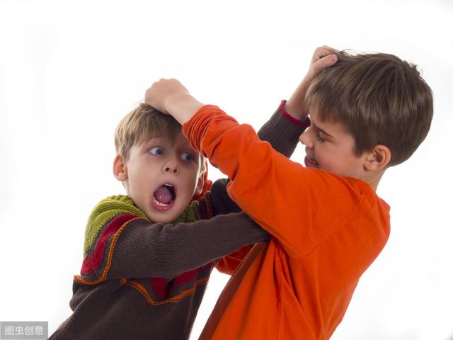 寶寶愛打人，真是「孩子小不懂事」嗎？揭秘寶寶打人的三大根源