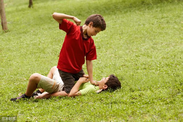 寶寶愛打人，真是「孩子小不懂事」嗎？揭秘寶寶打人的三大根源