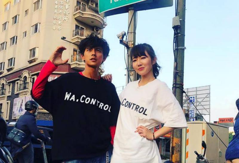 終於想起老婆？阿翔親完謝忻「帶她現身女兒畢典」　Grace表情冷「和老公小互動」洩婚姻狀況 