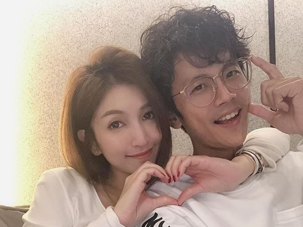 終於想起老婆？阿翔親完謝忻「帶她現身女兒畢典」　Grace表情冷「和老公小互動」洩婚姻狀況 