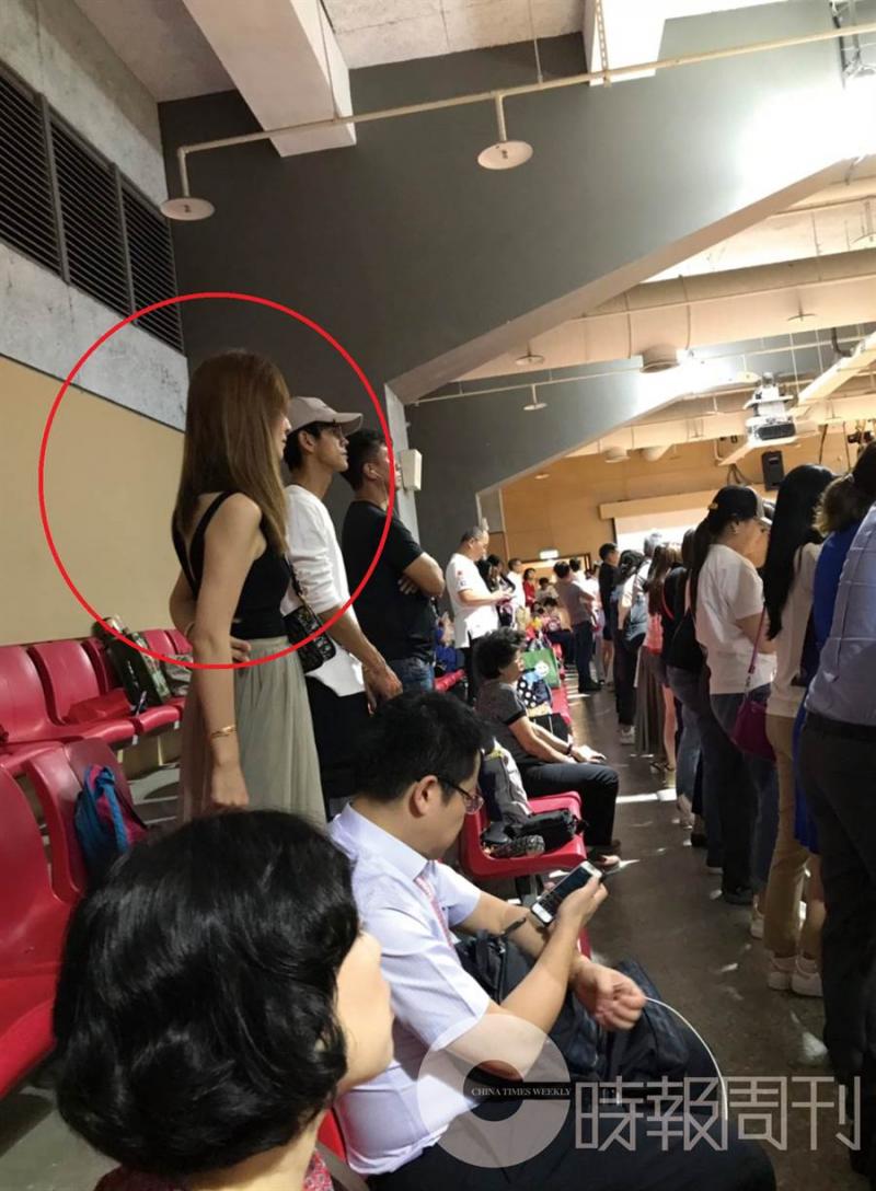 終於想起老婆？阿翔親完謝忻「帶她現身女兒畢典」　Grace表情冷「和老公小互動」洩婚姻狀況 