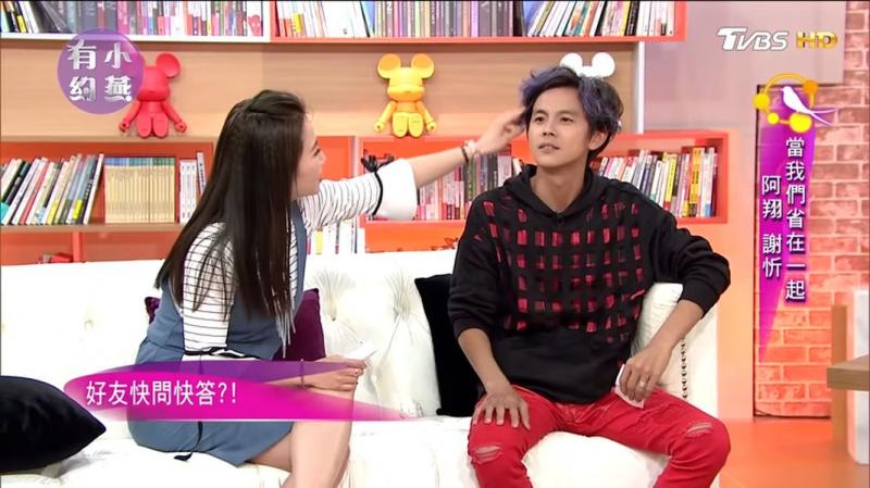 終於想起老婆？阿翔親完謝忻「帶她現身女兒畢典」　Grace表情冷「和老公小互動」洩婚姻狀況 