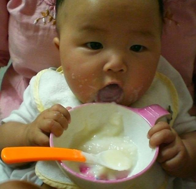 兒科醫生：掌握4個要點，娃吃輔食聰明又健康，家長別再坑娃了