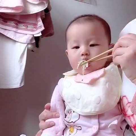 兒科醫生：掌握4個要點，娃吃輔食聰明又健康，家長別再坑娃了