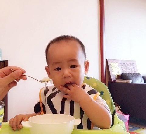 兒科醫生：掌握4個要點，娃吃輔食聰明又健康，家長別再坑娃了