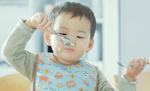 兒科醫生：掌握4個要點，娃吃輔食聰明又健康，家長別再坑娃了