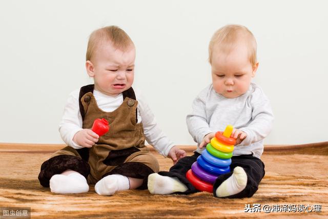 鬧心啊！2個孩子總因爭搶玩具打架怎麼辦？請建立孩子的專屬特權