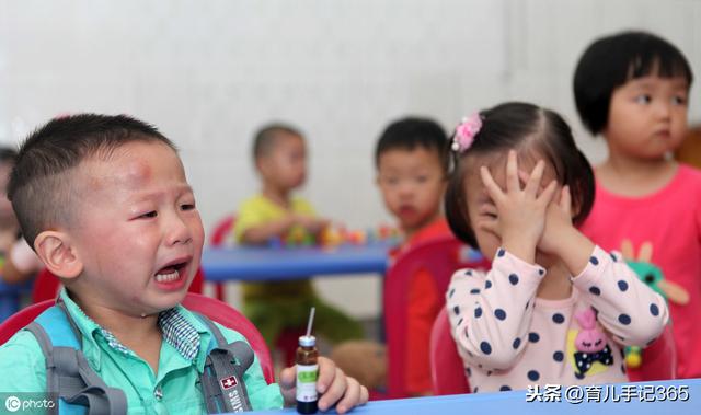寶寶上幼兒園不哭不鬧，父母知道原因，對孩子成長大有好處！